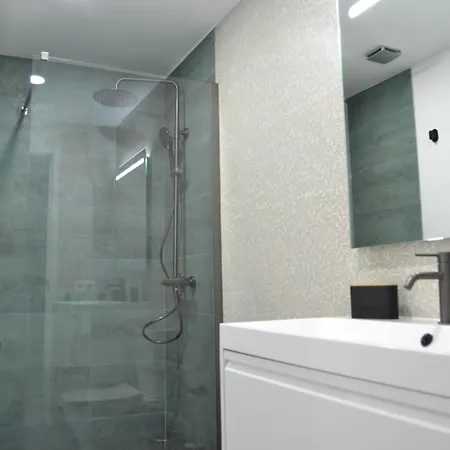 Olivia Apartment *